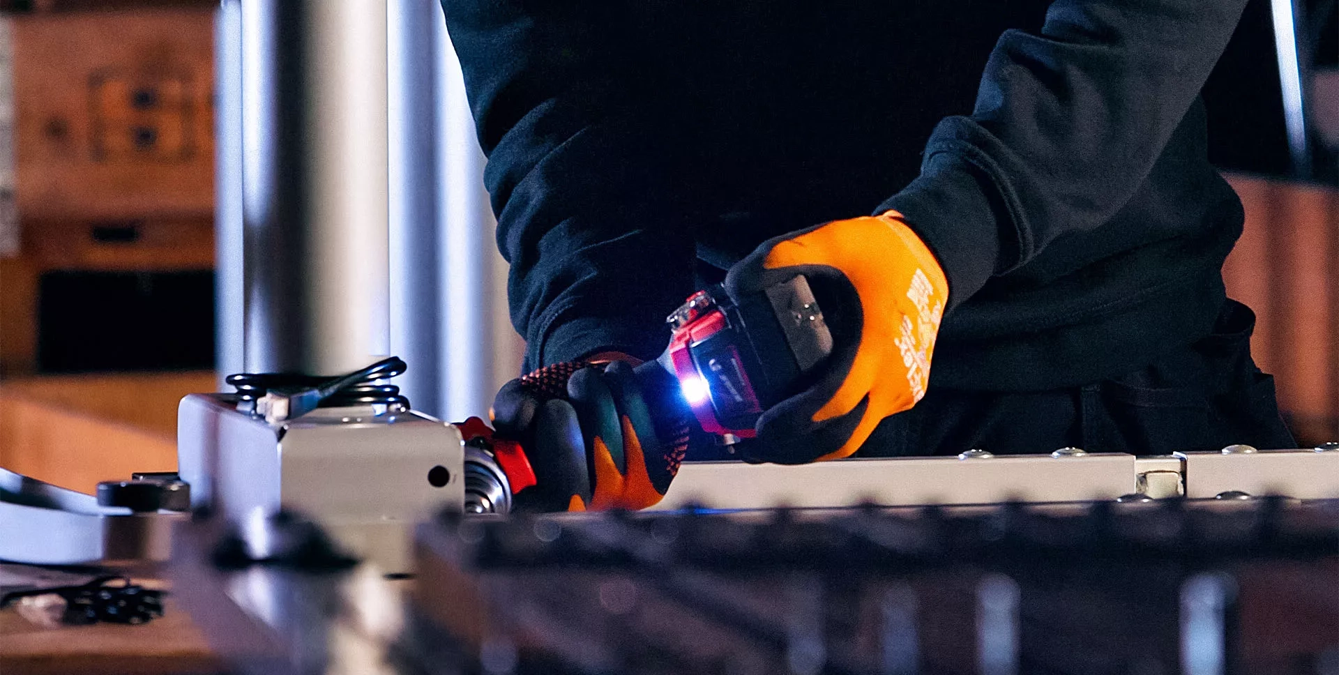Yllw Factory Nedmontering av höj- och sänkbara skrivbord
